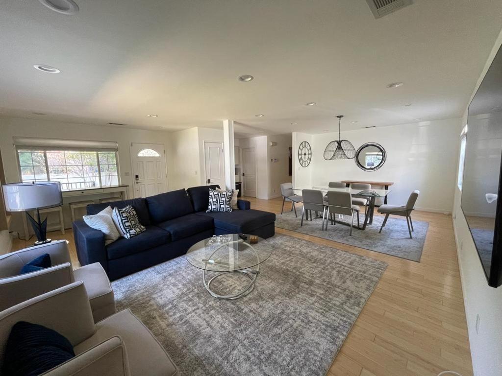 Charming Bright Traditional In Sherman Oaks Habitación en casa particular